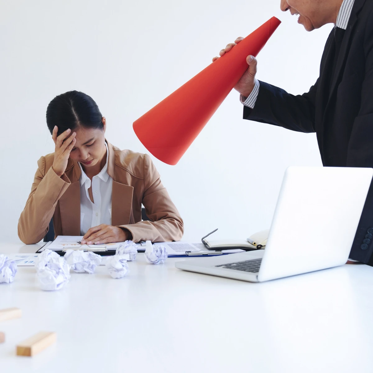 Molestie e violenze sul lavoro, a che punto siamo? Pubblicata una nuova legge sulla Gazzetta Ufficiale